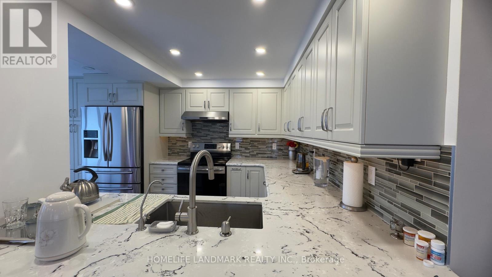 603 - 225 Bamburgh Circle, Toronto, ON - Indoor Photo Showing Kitchen With Upgraded Kitchen