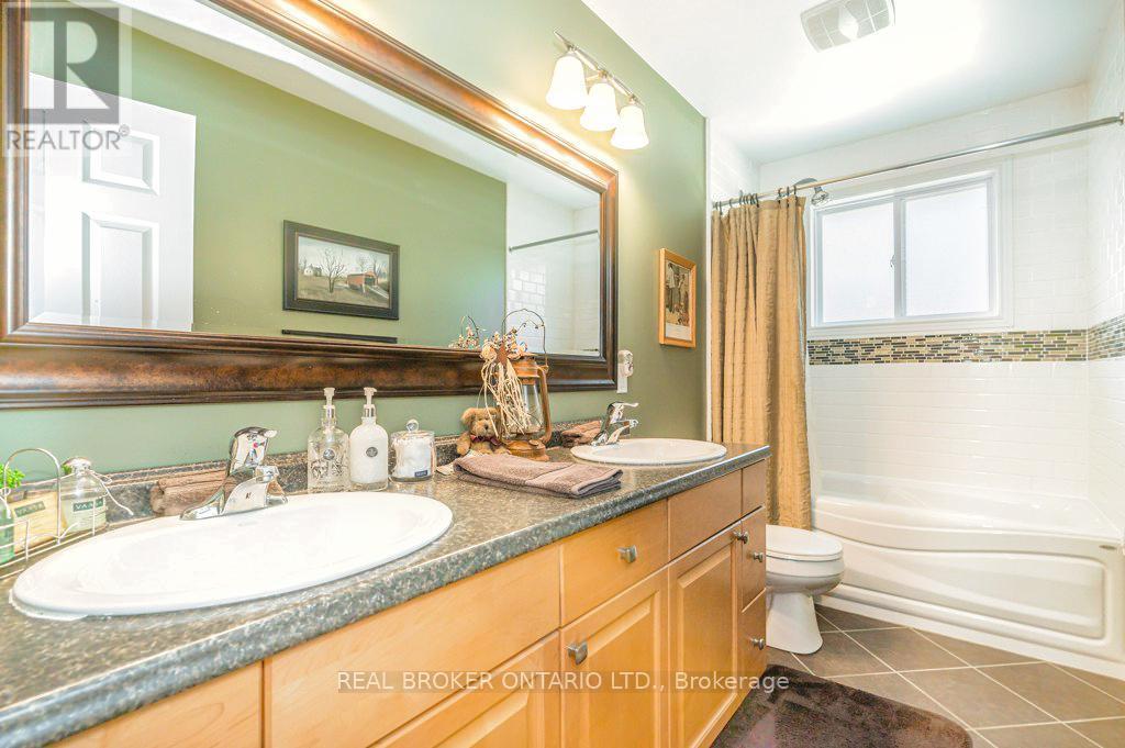 Upper - 60 Sandsprings Crescent, Kitchener, ON - Indoor Photo Showing Bathroom