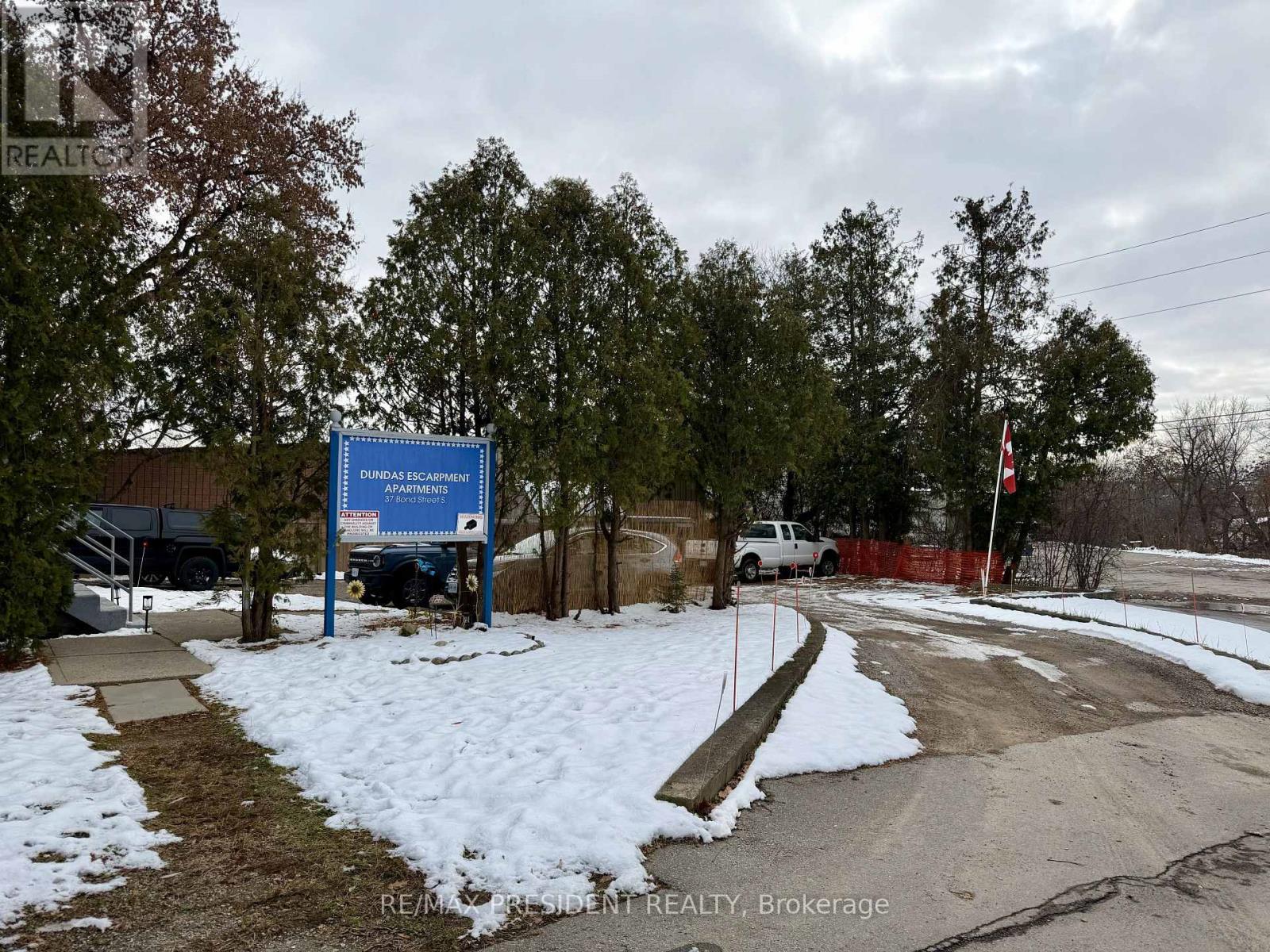 37 Bond Street S, Hamilton, ON - Outdoor