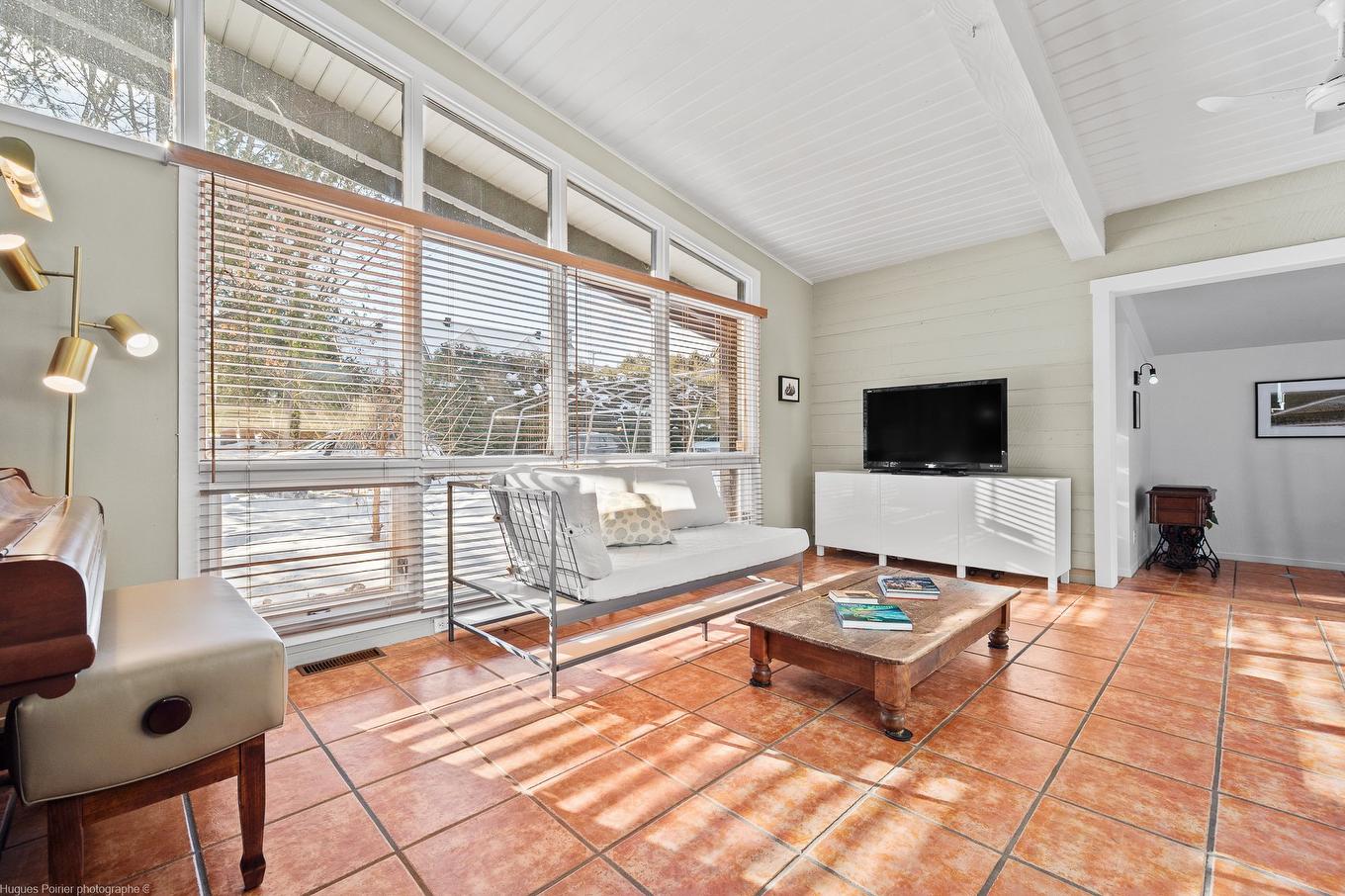 Living room - 1387 Rue Du Bel-Automne, Sainte-Adèle, QC - Indoor Photo Showing Living Room