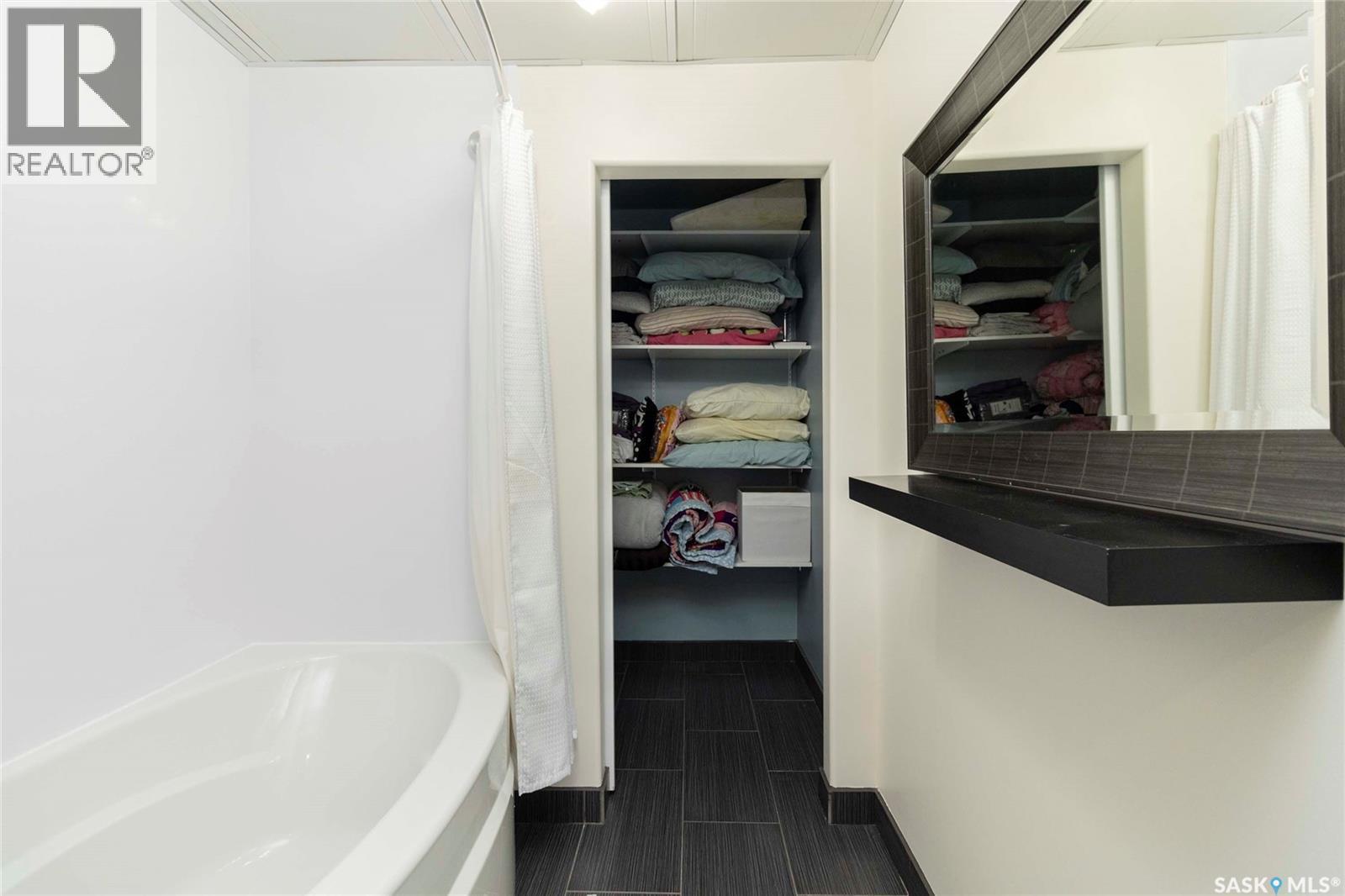 102 Keedwell Street, Saskatoon, SK - Indoor Photo Showing Bathroom