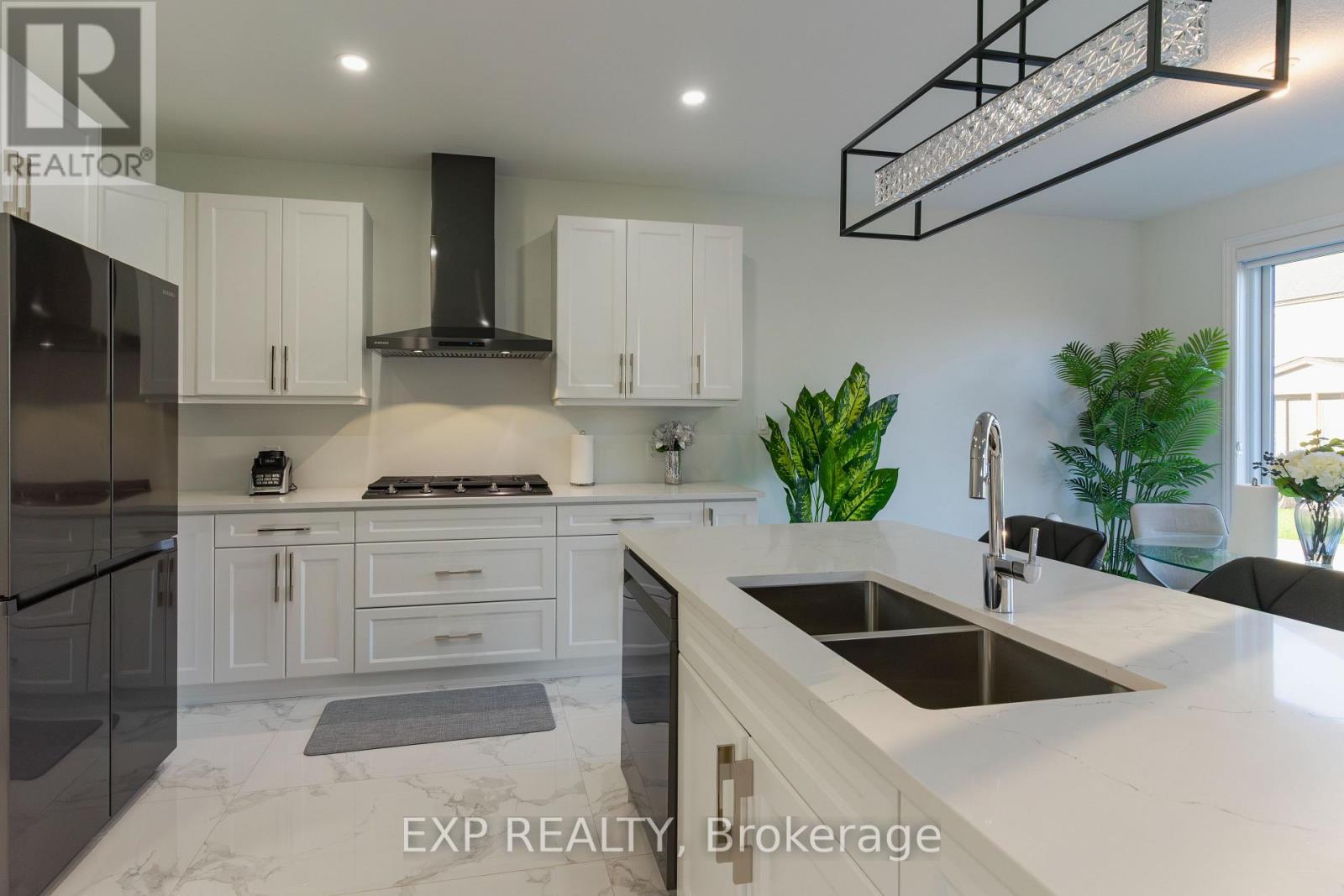 Main - 1749 Finley Crescent, London North, ON - Indoor Photo Showing Kitchen With Double Sink