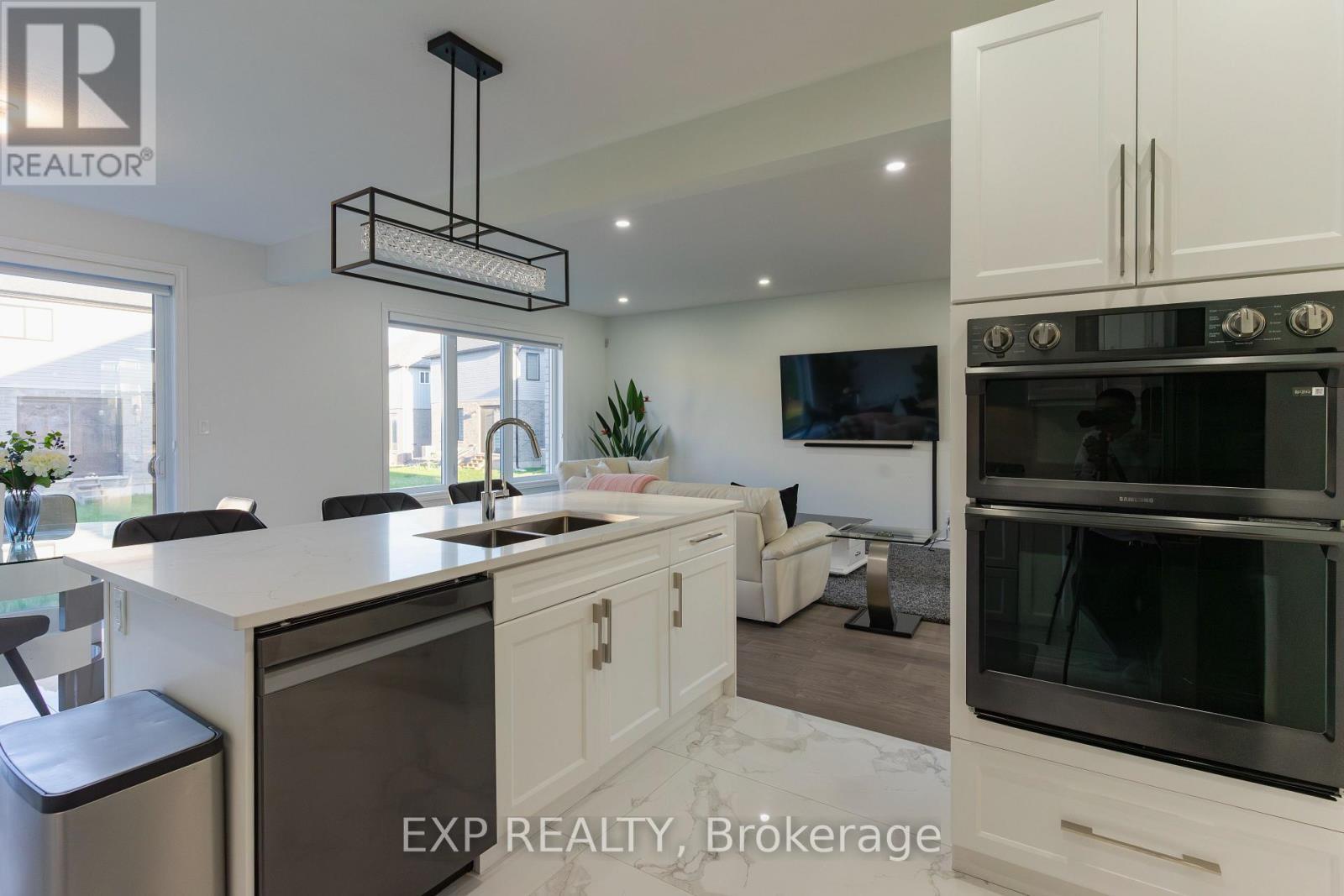 Main - 1749 Finley Crescent, London North, ON - Indoor Photo Showing Kitchen With Double Sink