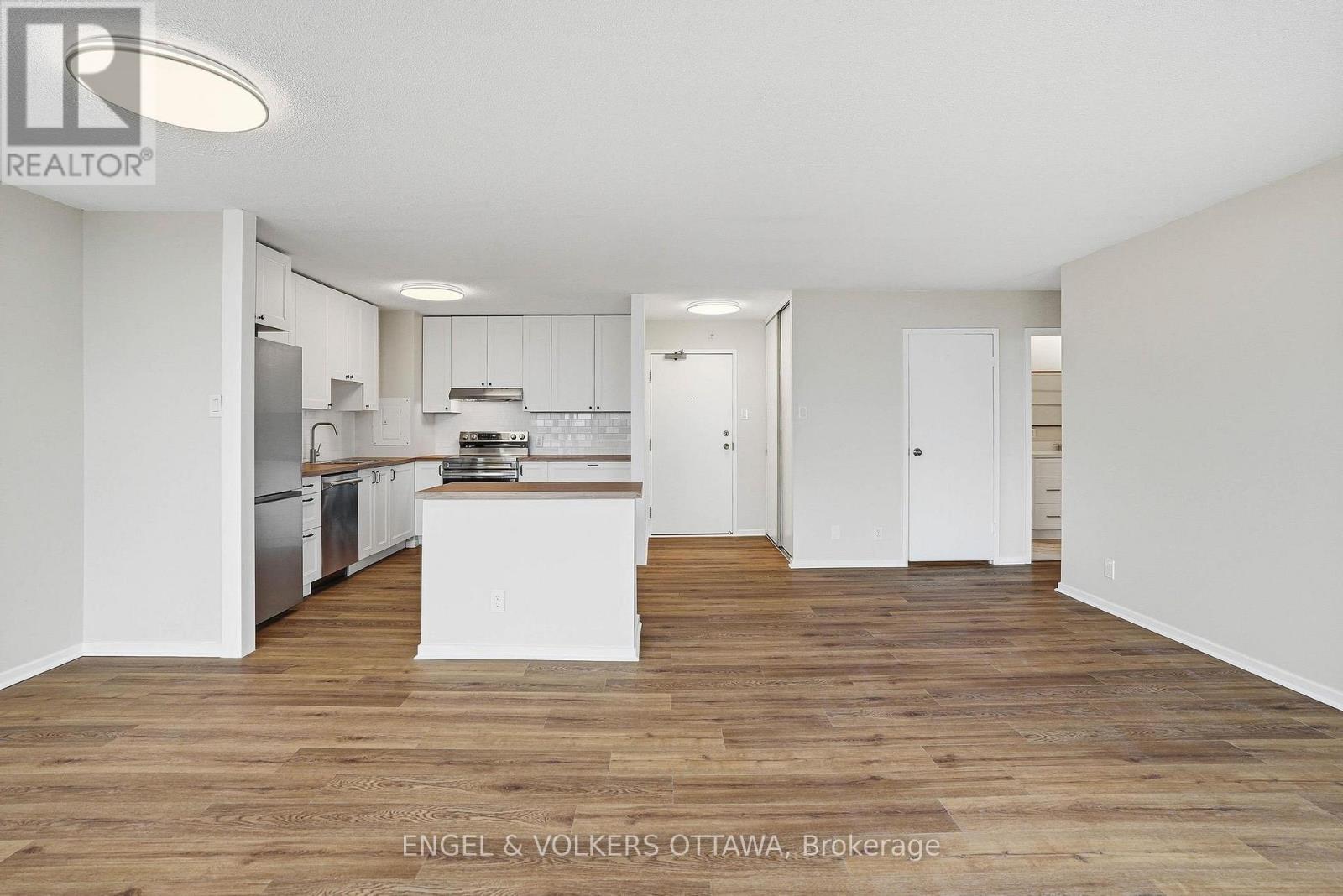 1215 - 2951 Riverside Drive, Ottawa, ON - Indoor Photo Showing Kitchen