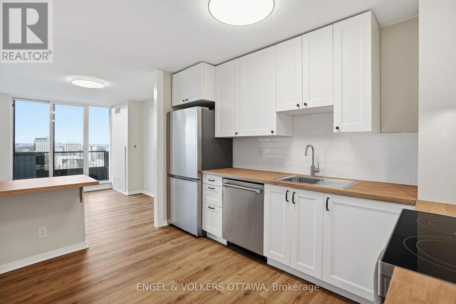 1215 - 2951 Riverside Drive, Ottawa, ON - Indoor Photo Showing Kitchen