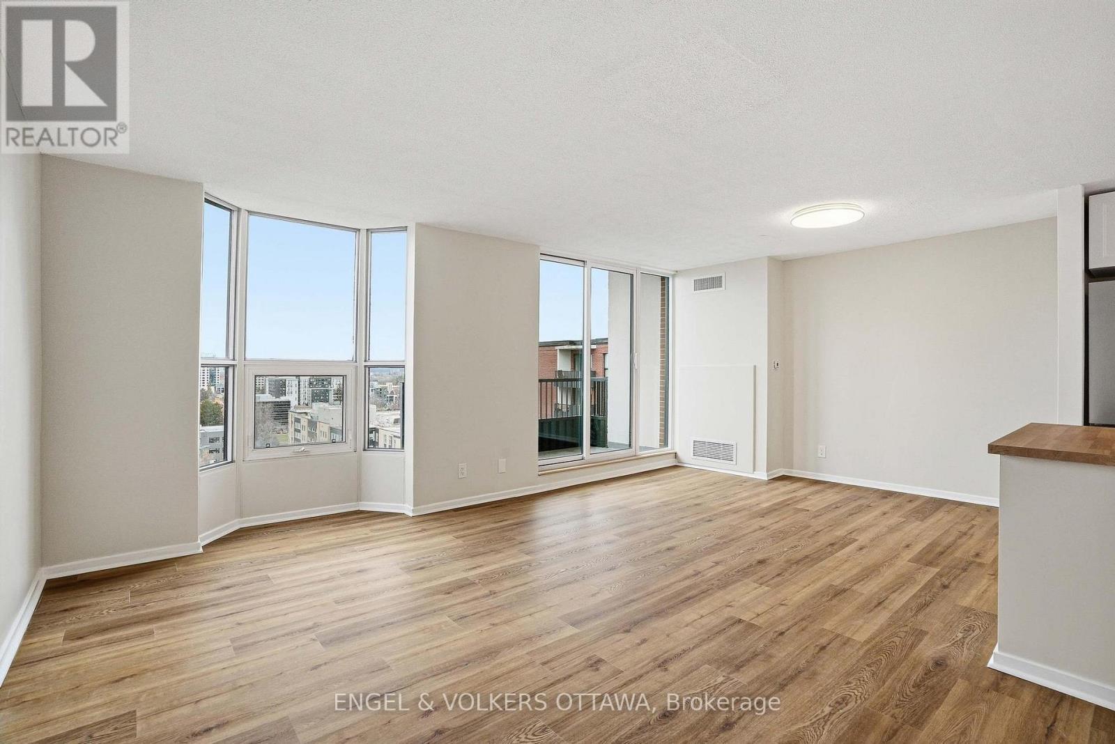 1215 - 2951 Riverside Drive, Ottawa, ON - Indoor