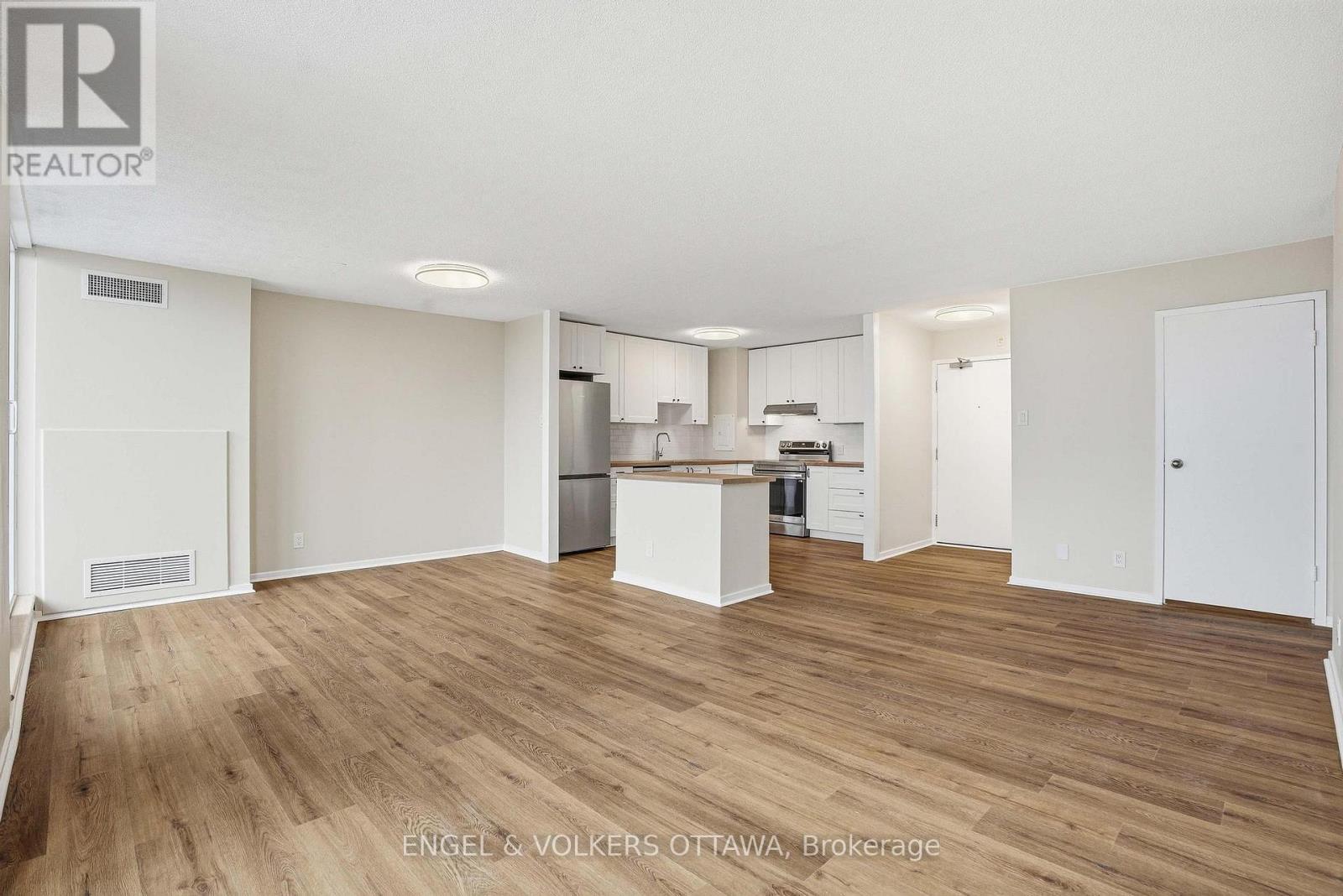 1215 - 2951 Riverside Drive, Ottawa, ON - Indoor Photo Showing Kitchen