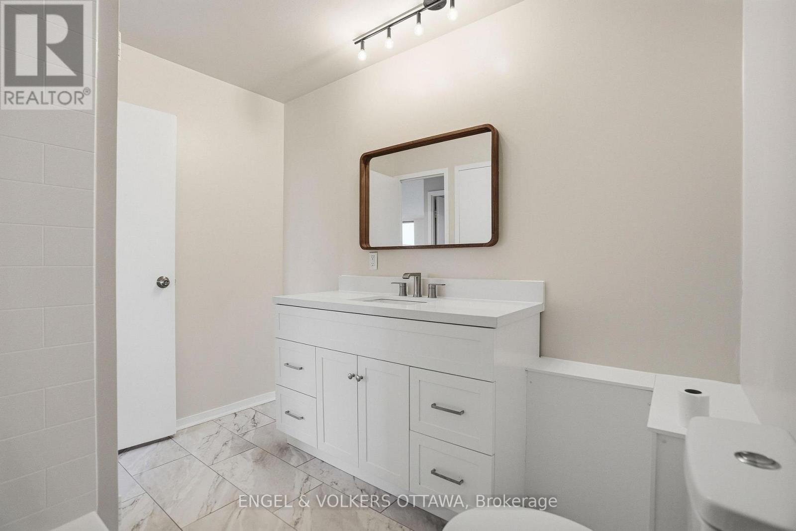 1215 - 2951 Riverside Drive, Ottawa, ON - Indoor Photo Showing Bathroom
