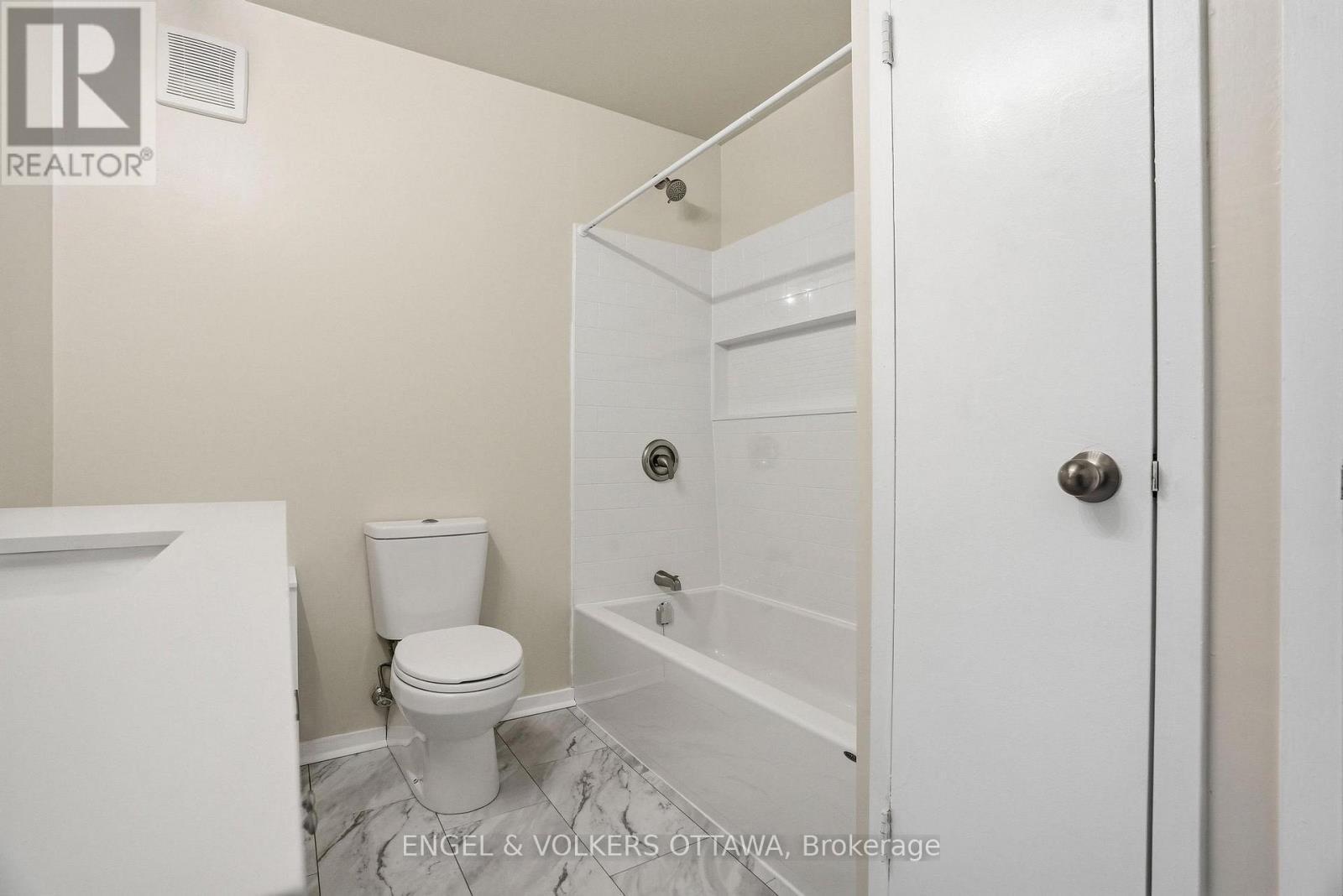 1215 - 2951 Riverside Drive, Ottawa, ON - Indoor Photo Showing Bathroom