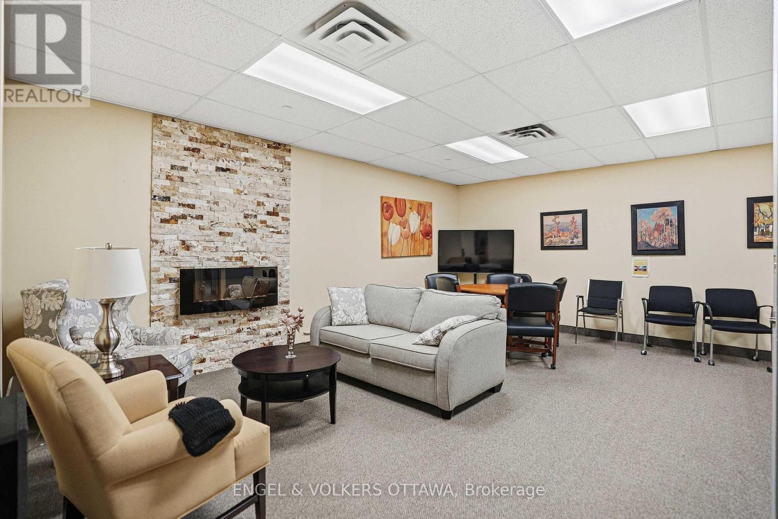 Common Room Seating Area - 1215 - 2951 Riverside Drive, Ottawa, ON - Indoor With Fireplace