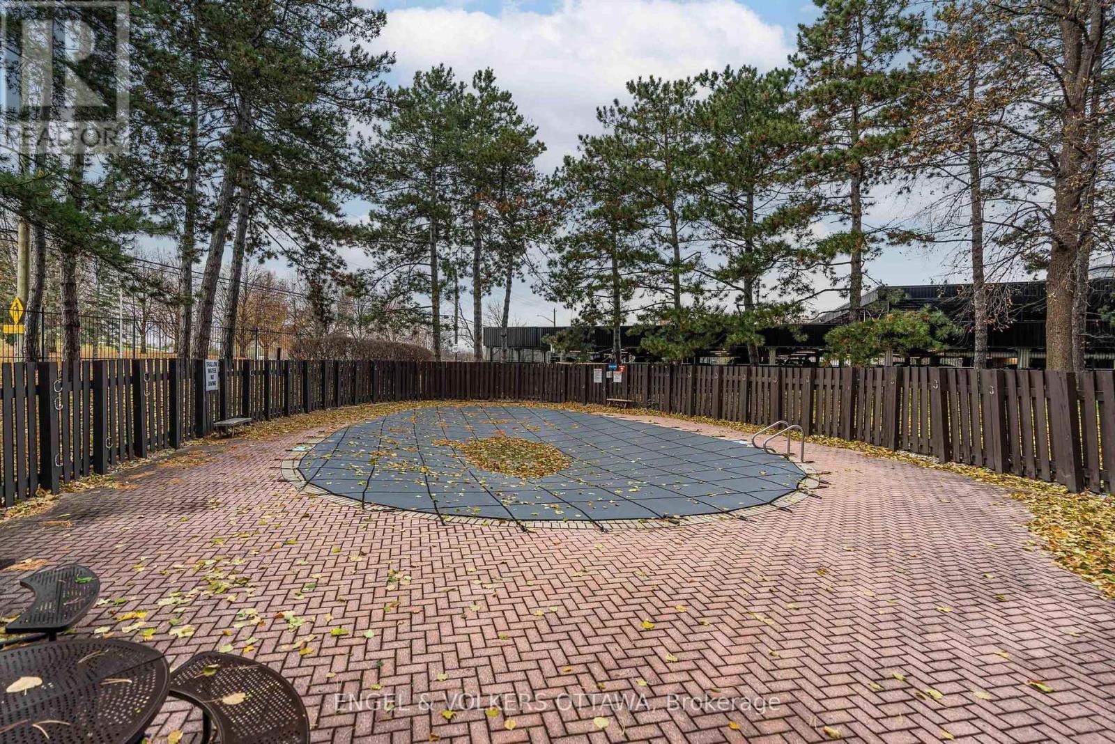 Outdoor Salt Pool - 1215 - 2951 Riverside Drive, Ottawa, ON - Outdoor