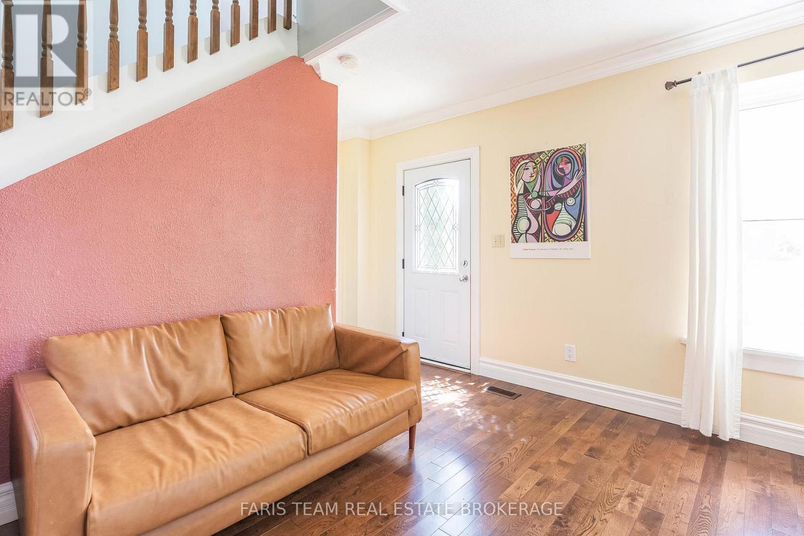 139 Veterans Lane, Tay, ON - Indoor Photo Showing Living Room