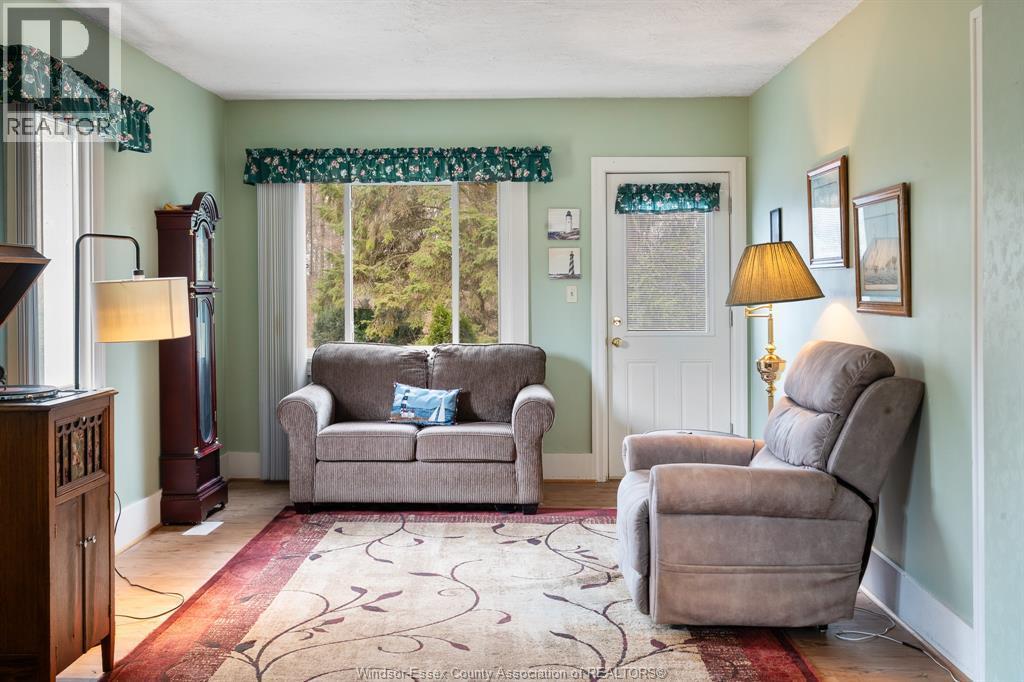 4585 Concession Rd 4 S, Amherstburg, ON - Indoor Photo Showing Living Room