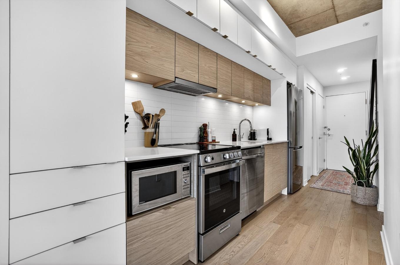 Kitchen - 404-10850 Rue Basile-Routhier, Montréal (Ahuntsic-Cartierville), QC - Indoor Photo Showing Kitchen With Upgraded Kitchen