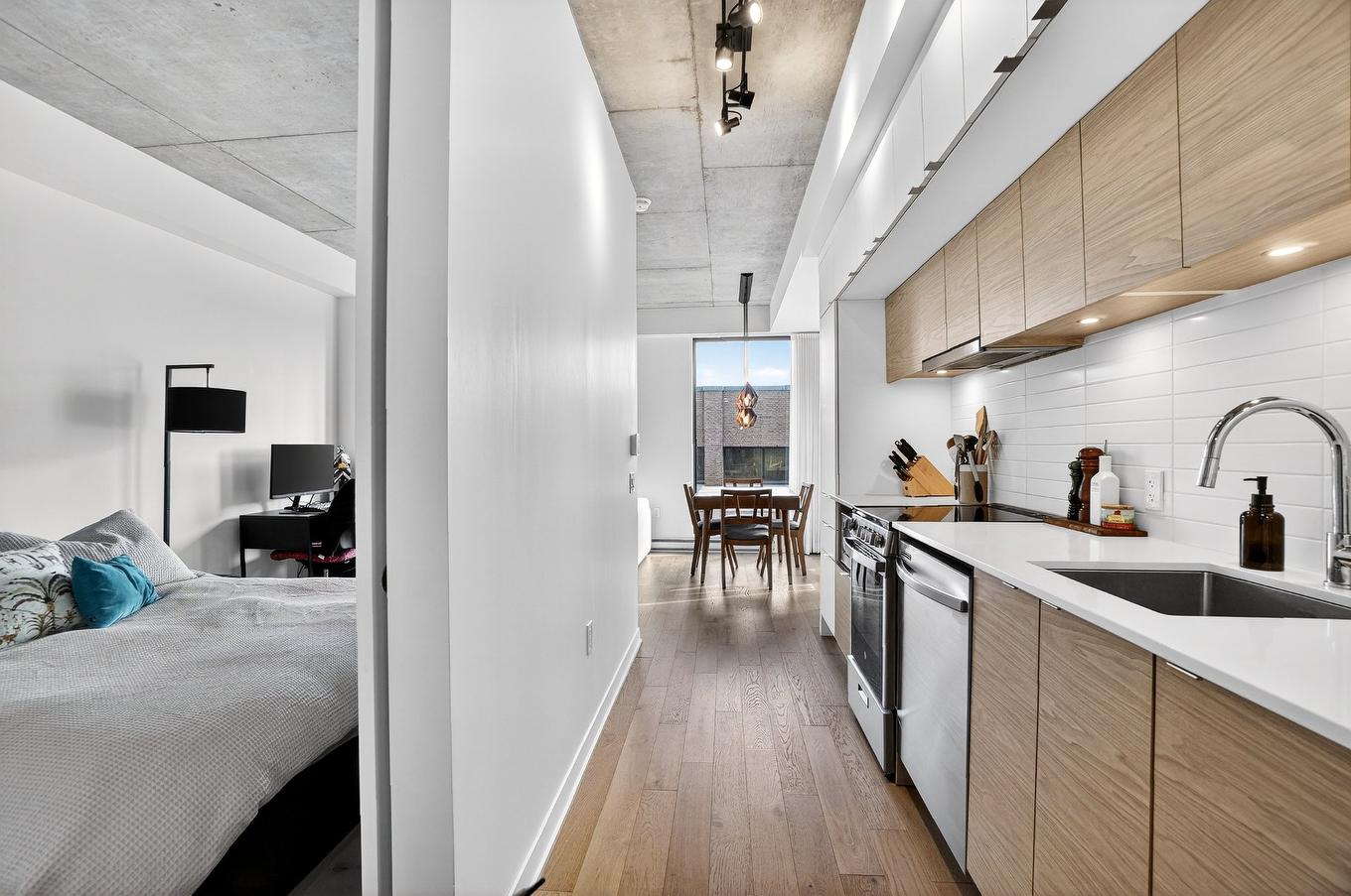 Kitchen - 404-10850 Rue Basile-Routhier, Montréal (Ahuntsic-Cartierville), QC - Indoor Photo Showing Kitchen With Upgraded Kitchen