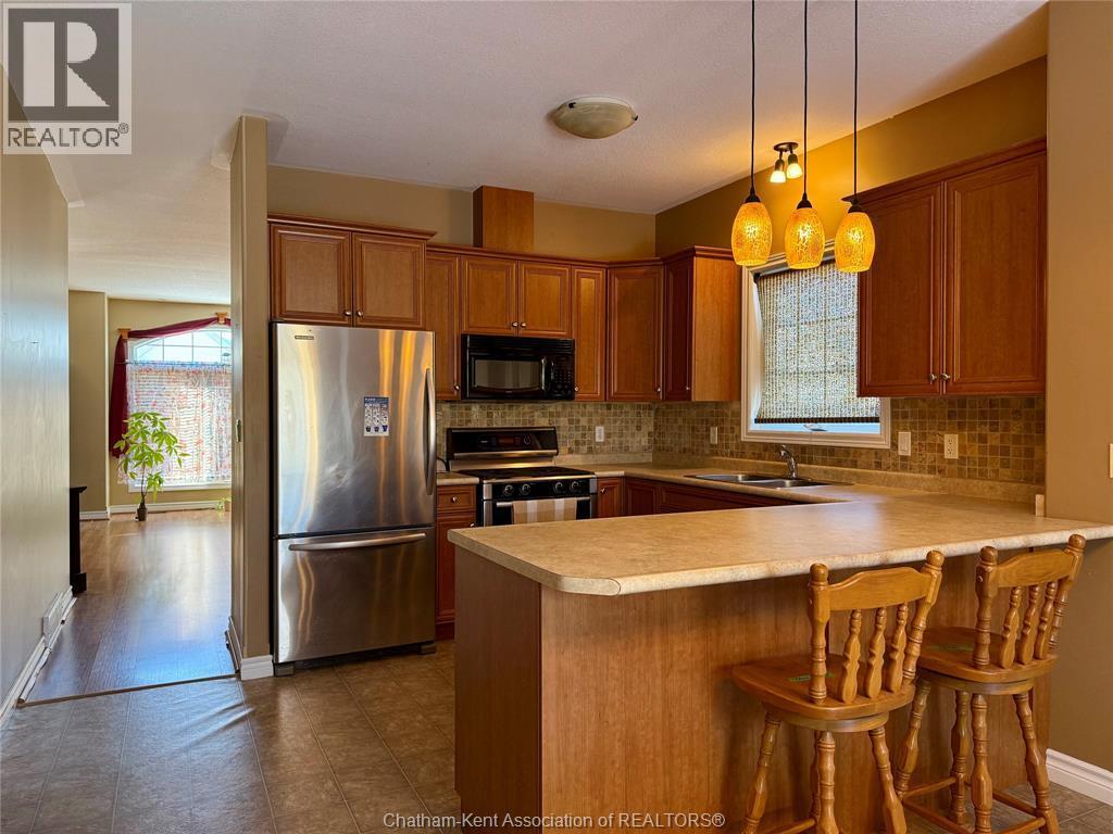 15 Oakgrove Lane, Chatham, ON - Indoor Photo Showing Kitchen With Double Sink