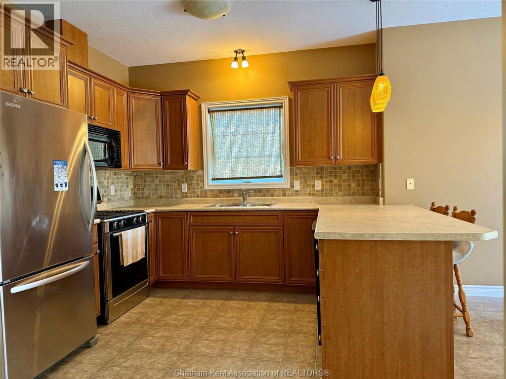 15 Oakgrove Lane, Chatham, ON - Indoor Photo Showing Kitchen
