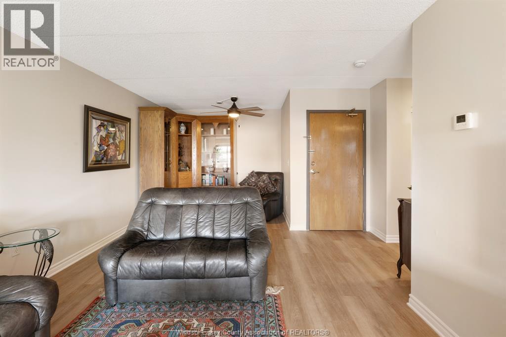 99 Robson Road Unit# 303, Leamington, ON - Indoor Photo Showing Living Room