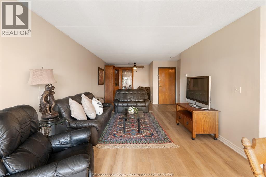 99 Robson Road Unit# 303, Leamington, ON - Indoor Photo Showing Living Room
