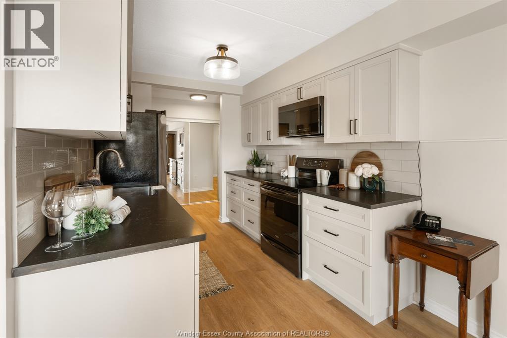 99 Robson Road Unit# 303, Leamington, ON - Indoor Photo Showing Kitchen