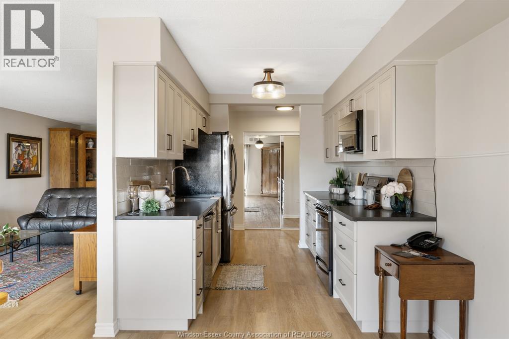 99 Robson Road Unit# 303, Leamington, ON - Indoor Photo Showing Kitchen