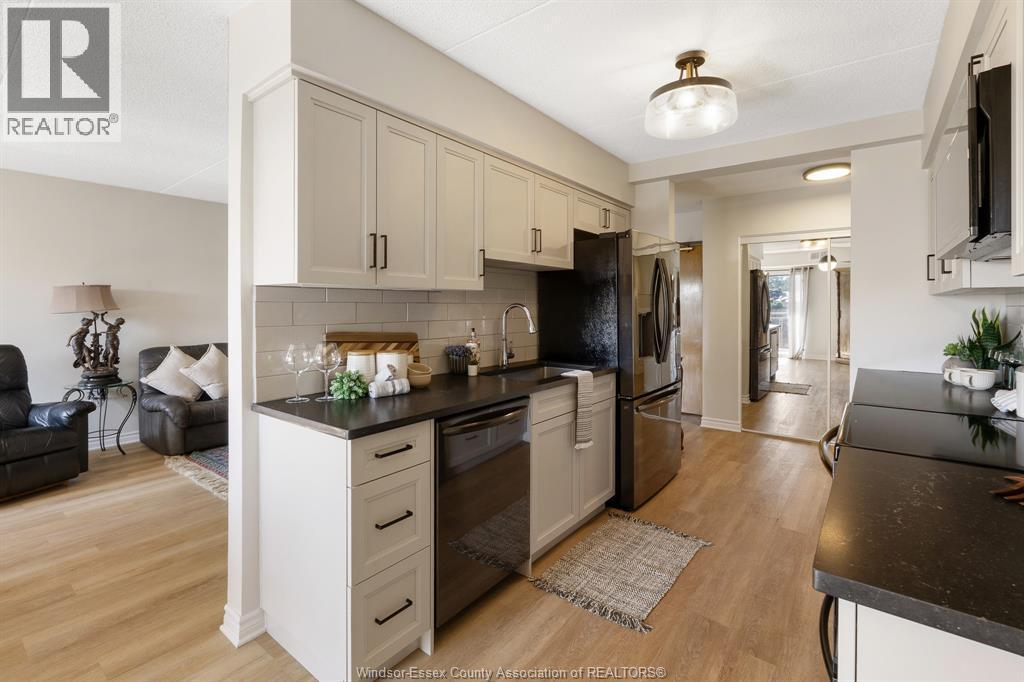 99 Robson Road Unit# 303, Leamington, ON - Indoor Photo Showing Kitchen