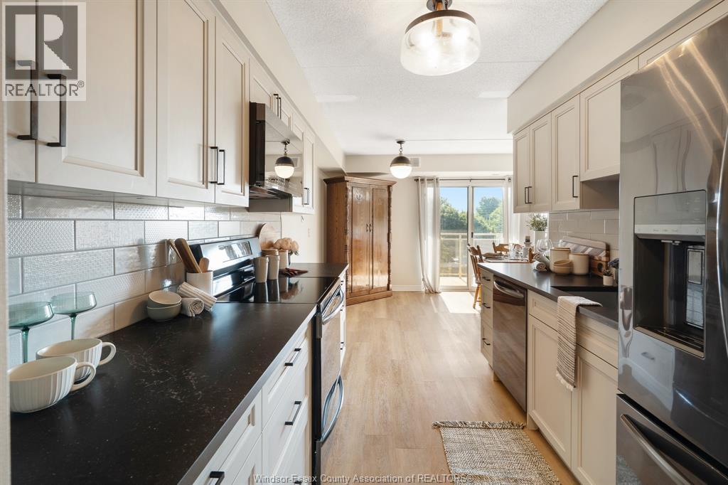 99 Robson Road Unit# 303, Leamington, ON - Indoor Photo Showing Kitchen With Upgraded Kitchen