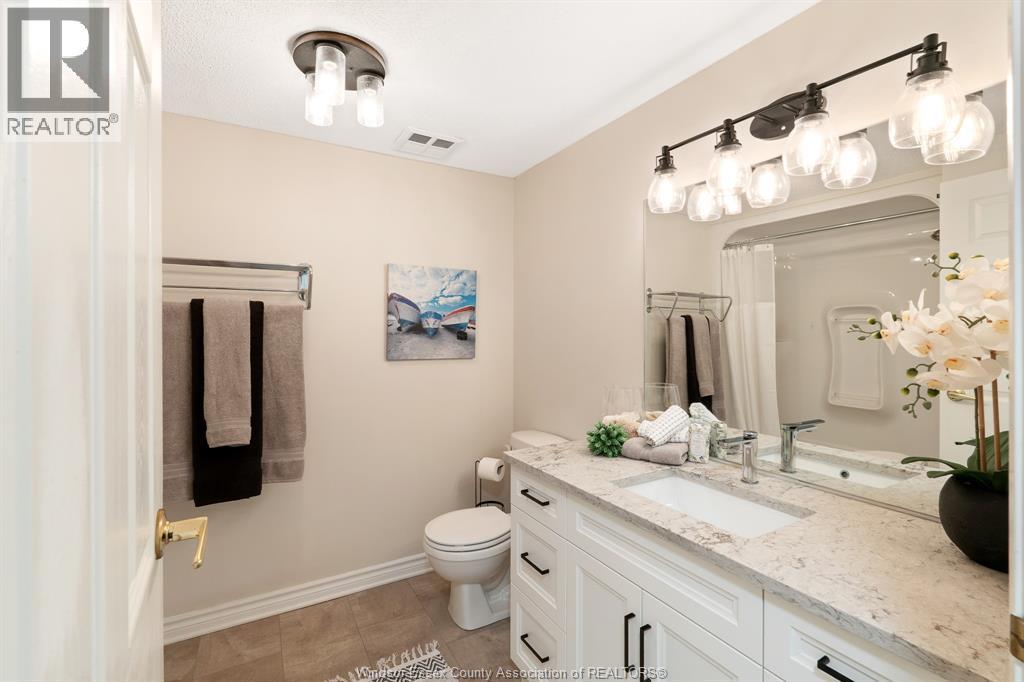 99 Robson Road Unit# 303, Leamington, ON - Indoor Photo Showing Bathroom