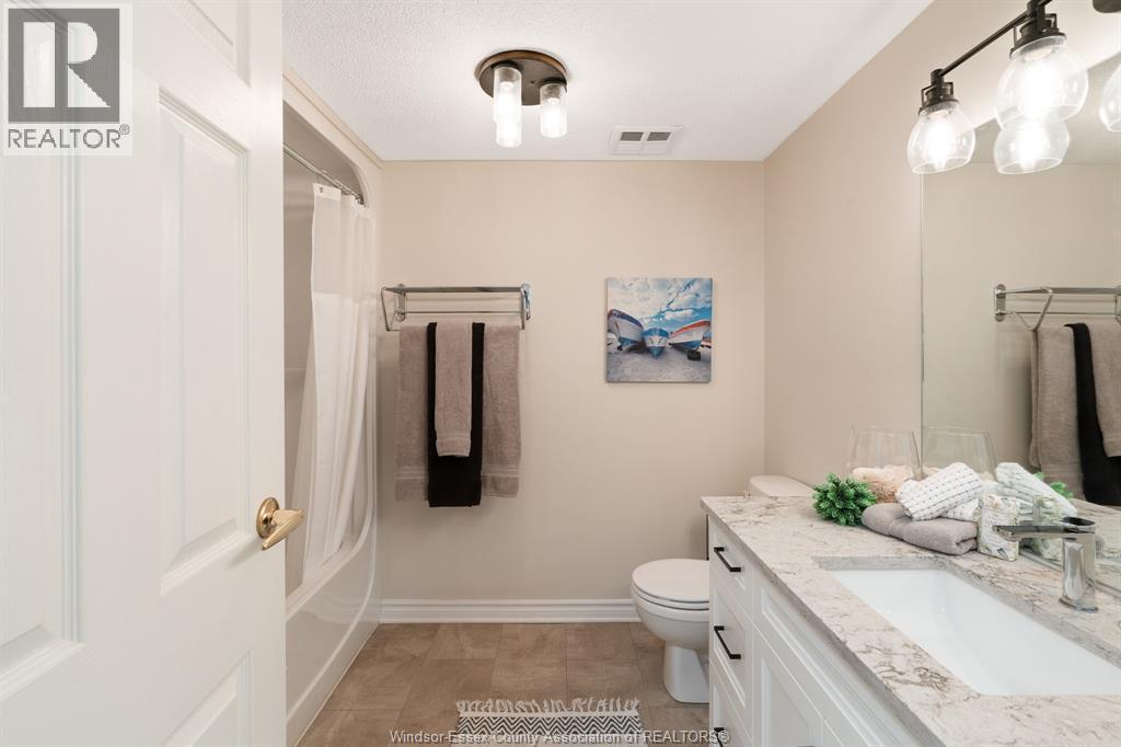 99 Robson Road Unit# 303, Leamington, ON - Indoor Photo Showing Bathroom