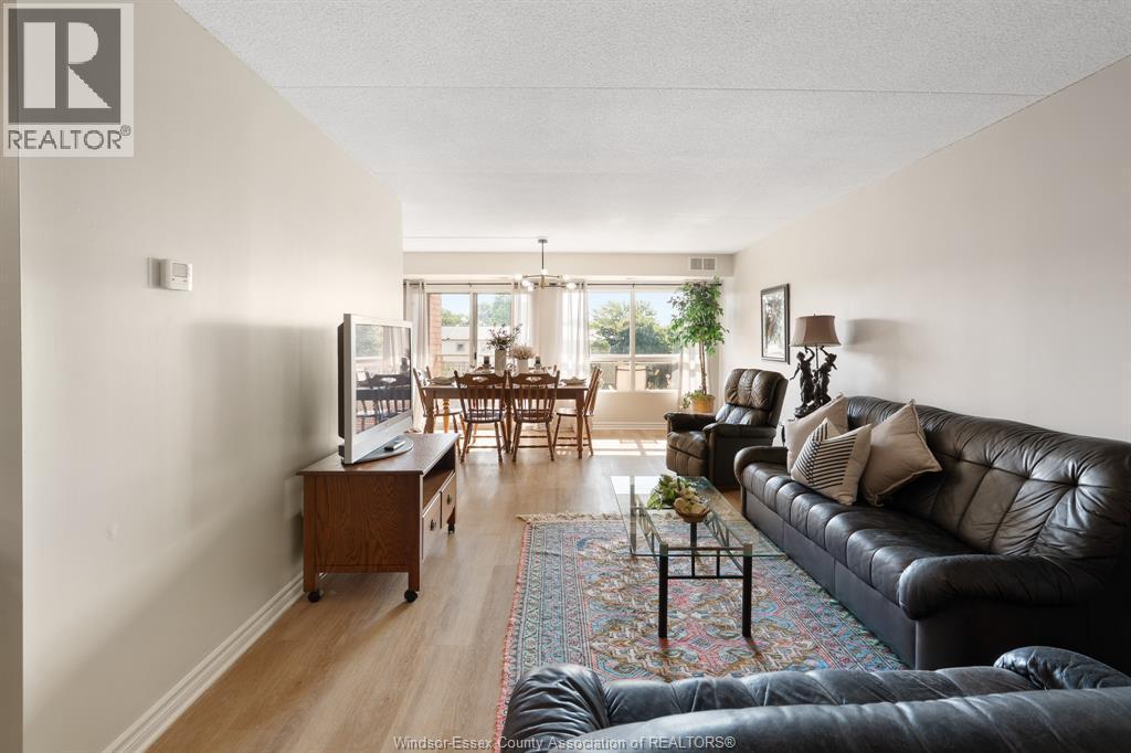 99 Robson Road Unit# 303, Leamington, ON - Indoor Photo Showing Living Room