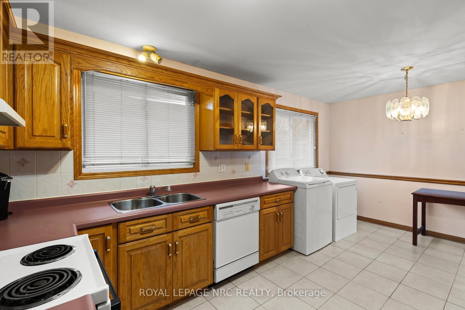 Main Floor - 16 Vanier Drive, Welland (Lincoln/Crowland), ON - Indoor Photo Showing Kitchen With Double Sink