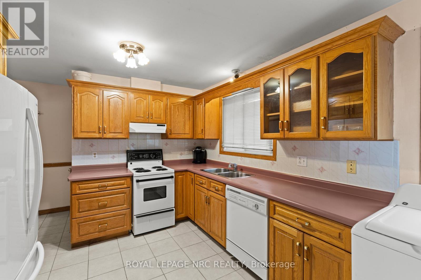 Main Floor - 16 Vanier Drive, Welland (Lincoln/Crowland), ON - Indoor Photo Showing Kitchen With Double Sink