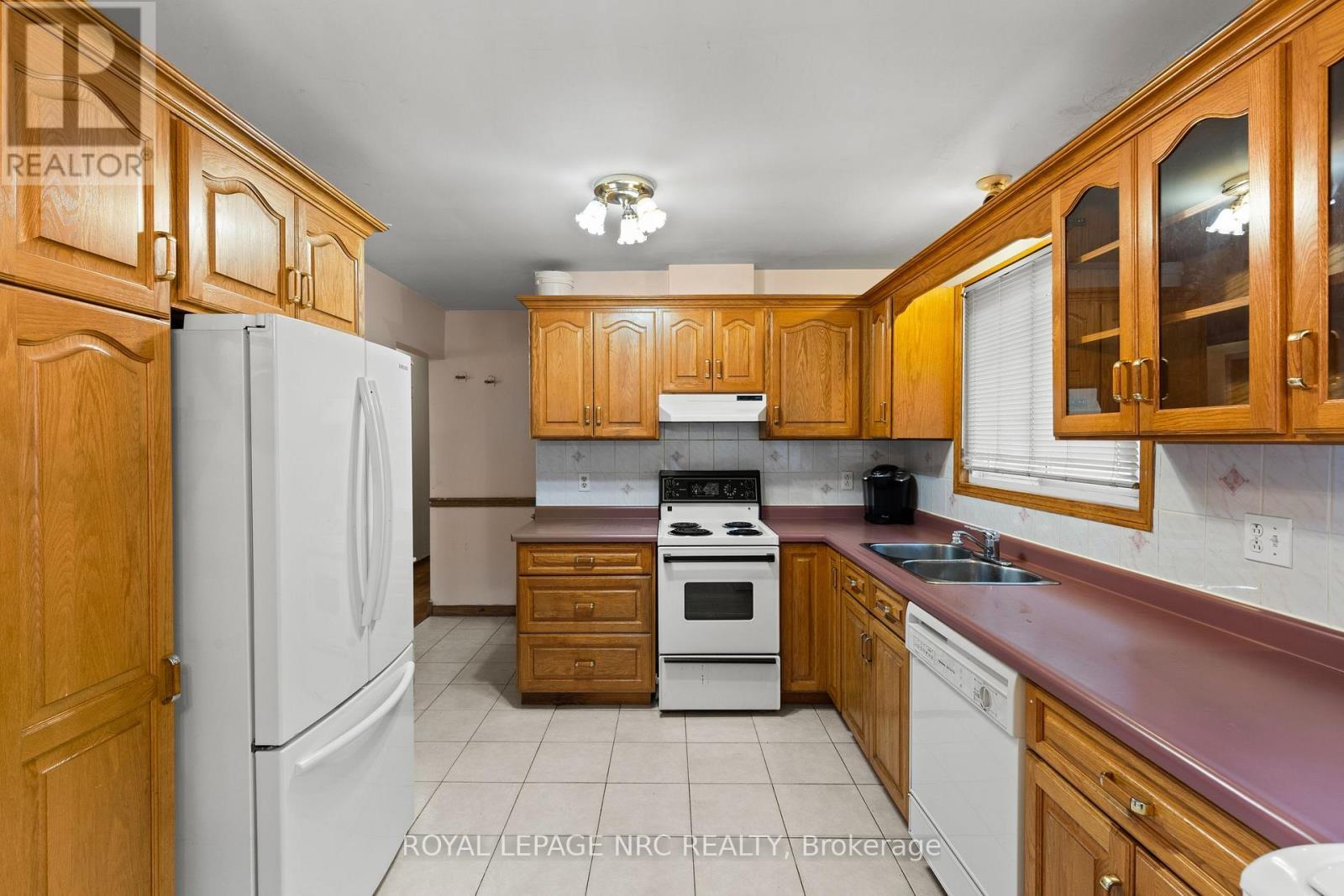 Main Floor - 16 Vanier Drive, Welland (Lincoln/Crowland), ON - Indoor Photo Showing Kitchen With Double Sink