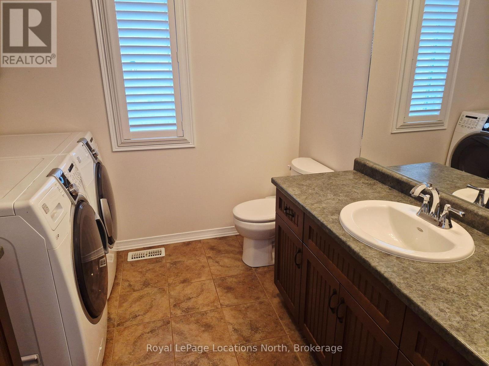 Entire Home - 27 Portland Street, Collingwood, ON - Indoor