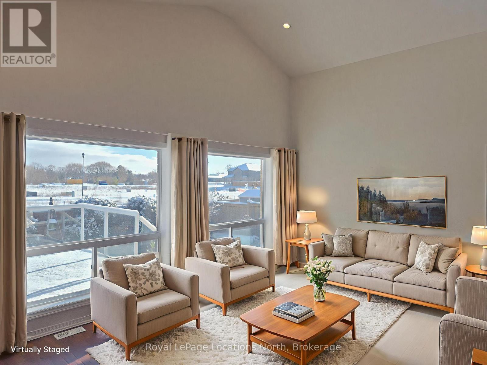 Entire Home - 27 Portland Street, Collingwood, ON - Indoor Photo Showing Living Room