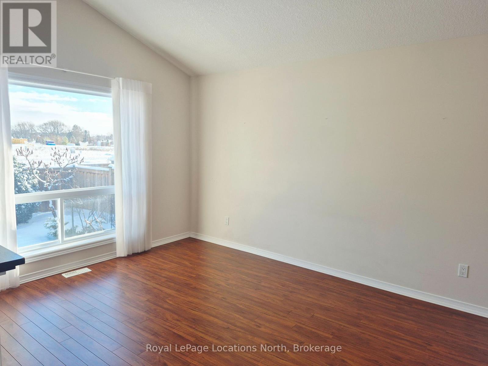 Entire Home - 27 Portland Street, Collingwood, ON - Indoor Photo Showing Other Room