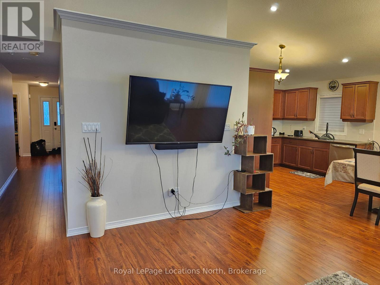 Entire Home - 27 Portland Street, Collingwood, ON - Indoor