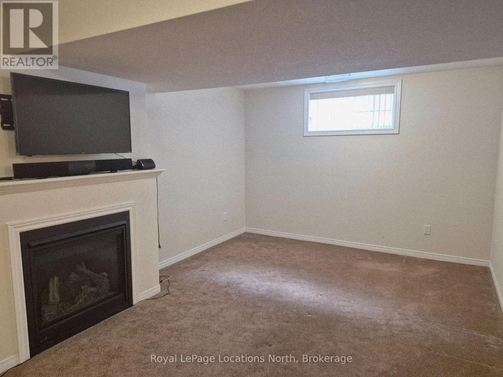 Entire Home - 27 Portland Street, Collingwood, ON - Indoor With Fireplace