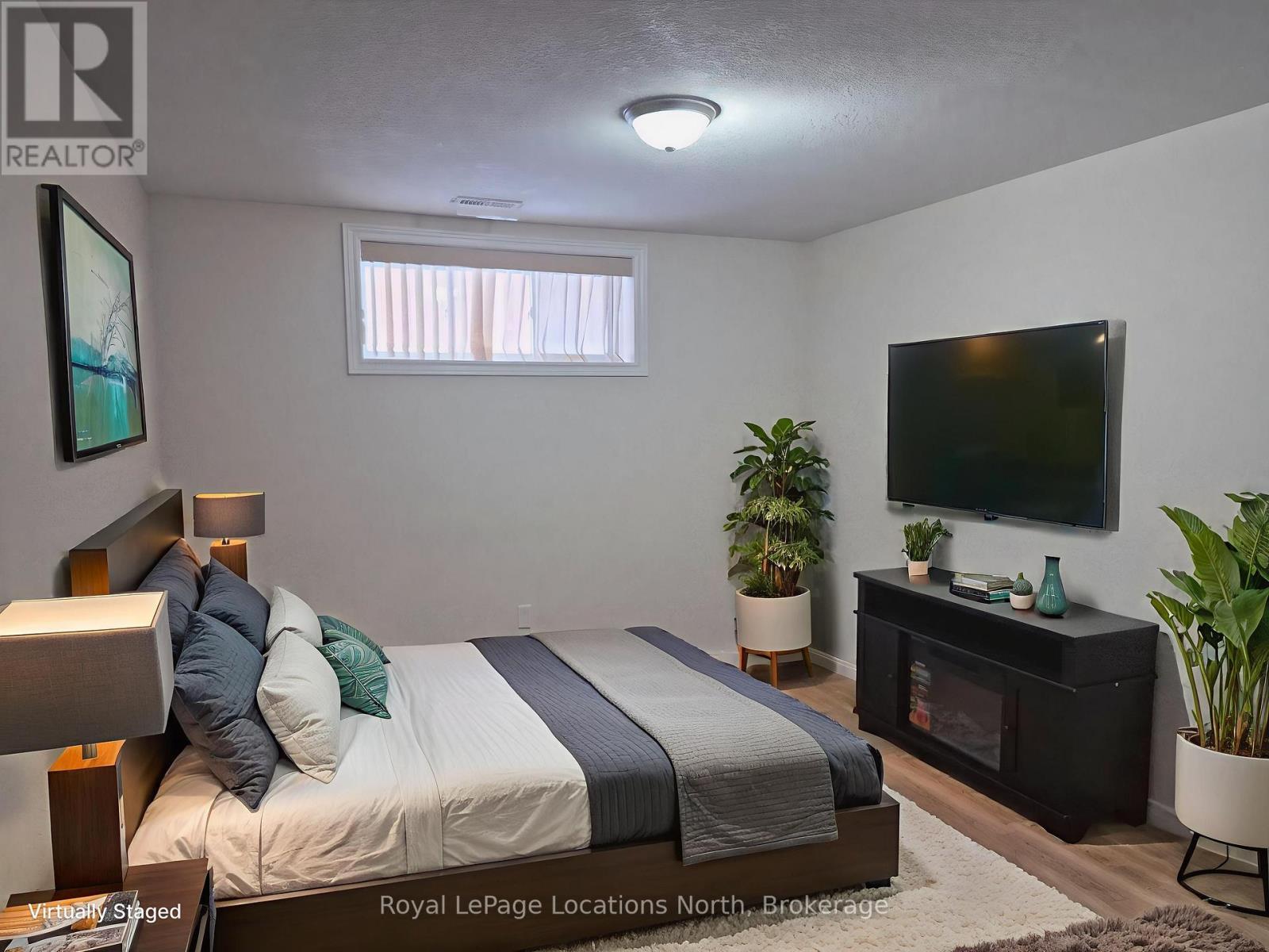 Entire Home - 27 Portland Street, Collingwood, ON - Indoor Photo Showing Bedroom