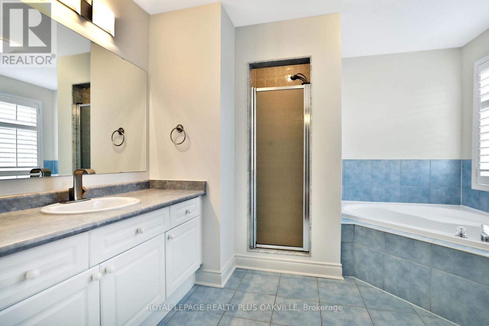 2565 Falkland Crescent, Oakville, ON - Indoor Photo Showing Bathroom