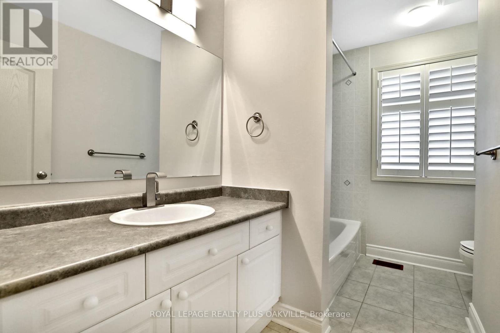 2565 Falkland Crescent, Oakville, ON - Indoor Photo Showing Bathroom