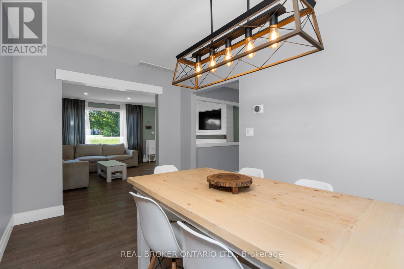 7978 Main Street, Adjala-Tosorontio, ON - Indoor Photo Showing Dining Room
