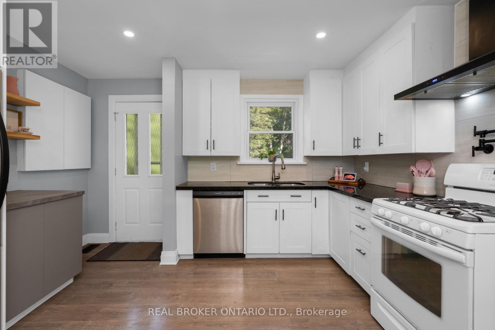 7978 Main Street, Adjala-Tosorontio, ON - Indoor Photo Showing Kitchen