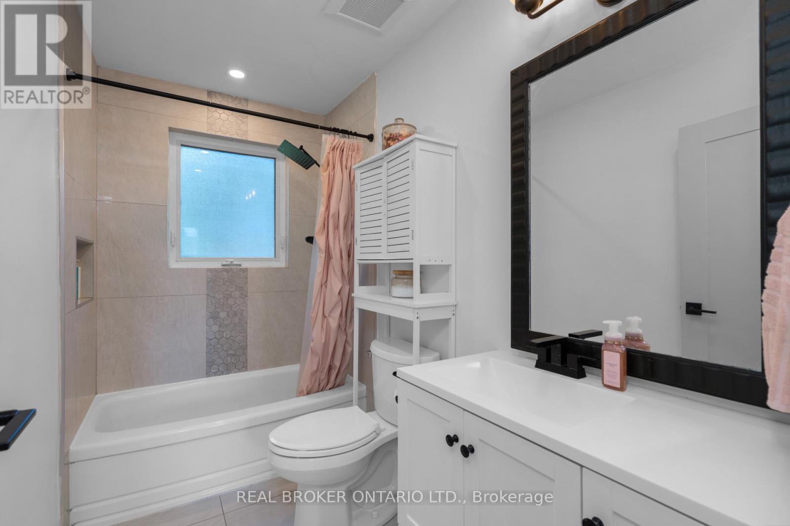 7978 Main Street, Adjala-Tosorontio, ON - Indoor Photo Showing Bathroom