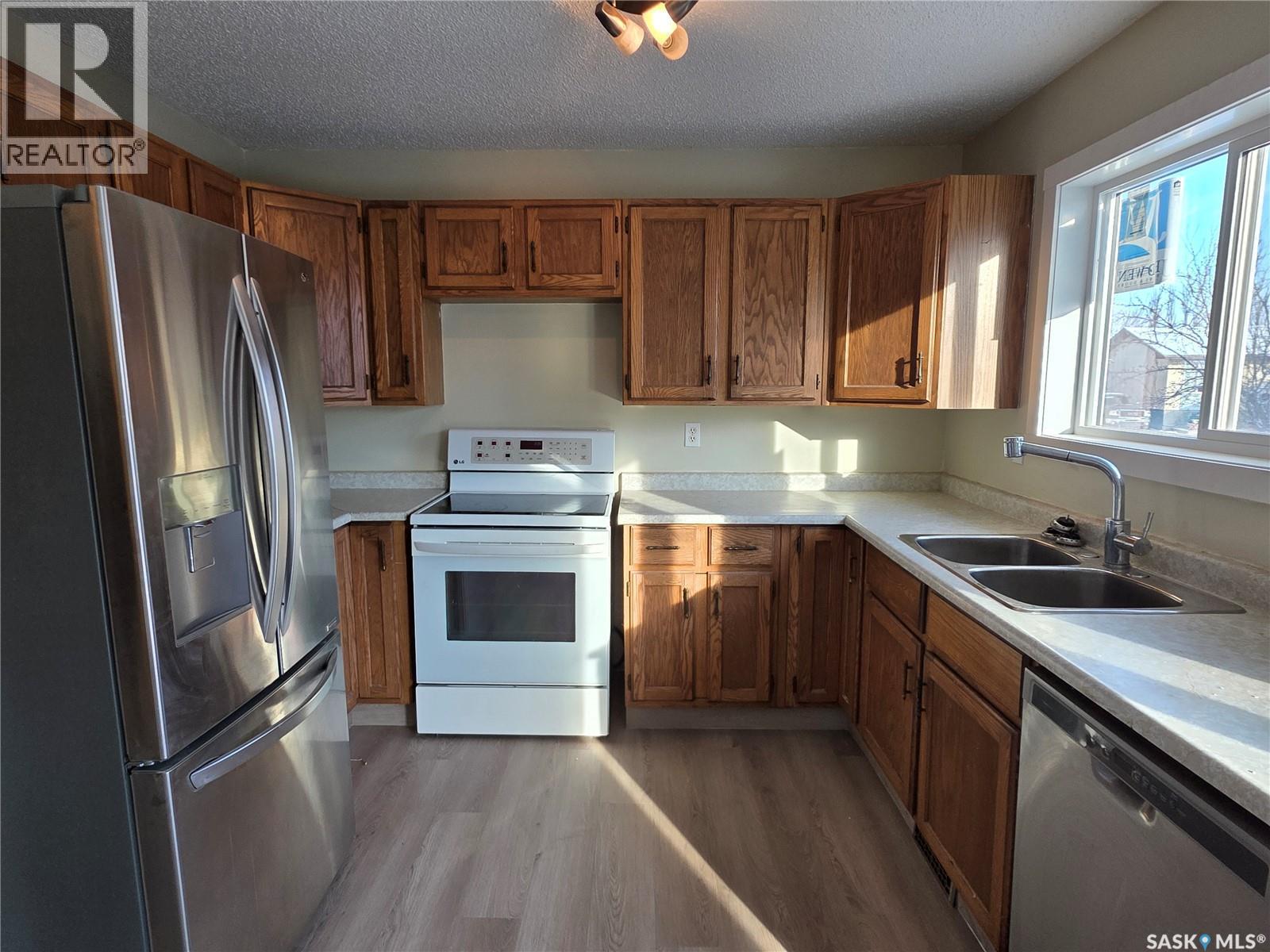 7123 Lanigan Drive, Regina, SK - Indoor Photo Showing Kitchen With Double Sink