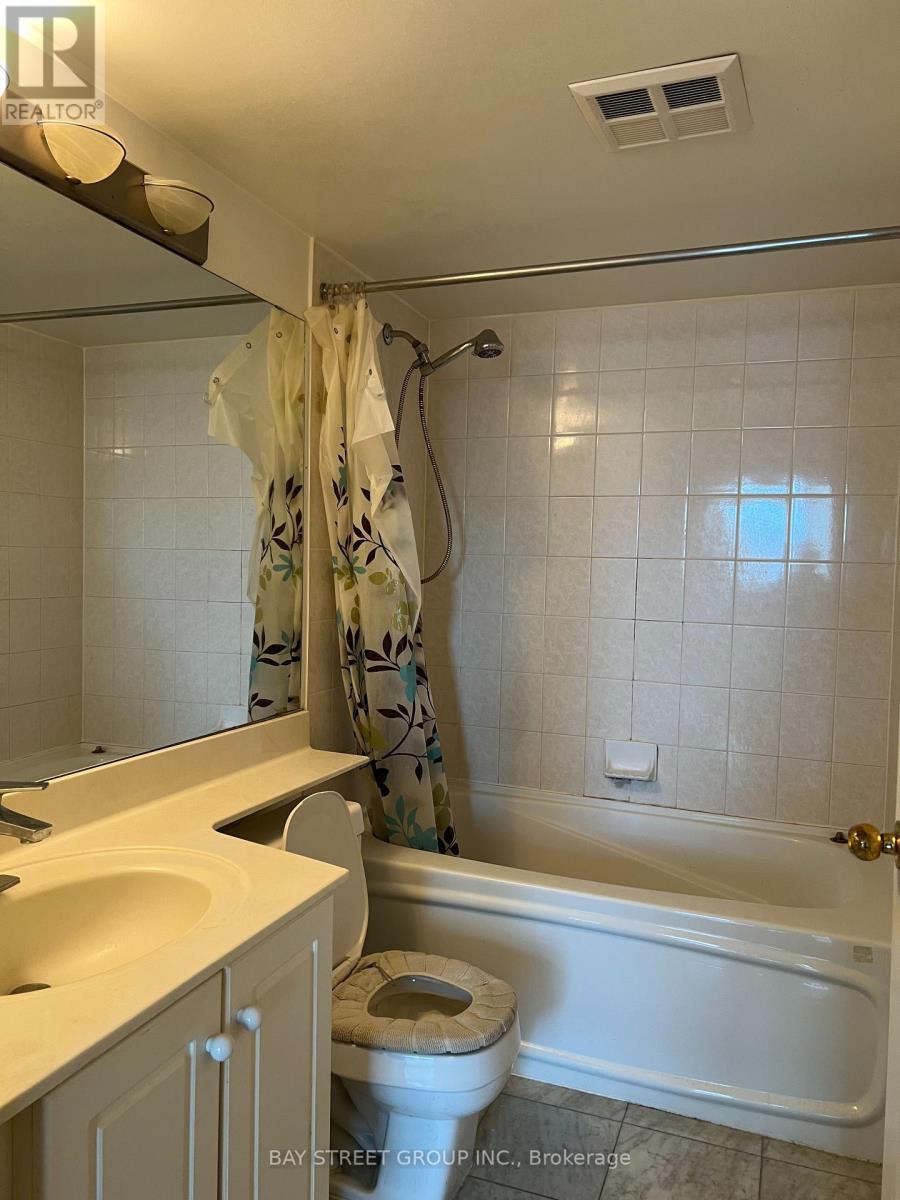 1616 - 7 Lorraine Dr. Drive N, Toronto, ON - Indoor Photo Showing Bathroom