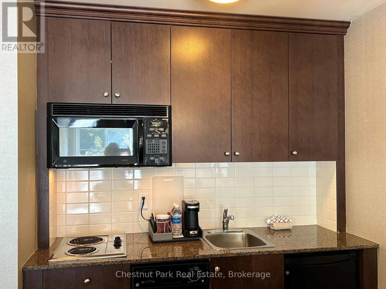 307 - 220 Gord Canning Drive, Blue Mountains, ON - Indoor Photo Showing Kitchen