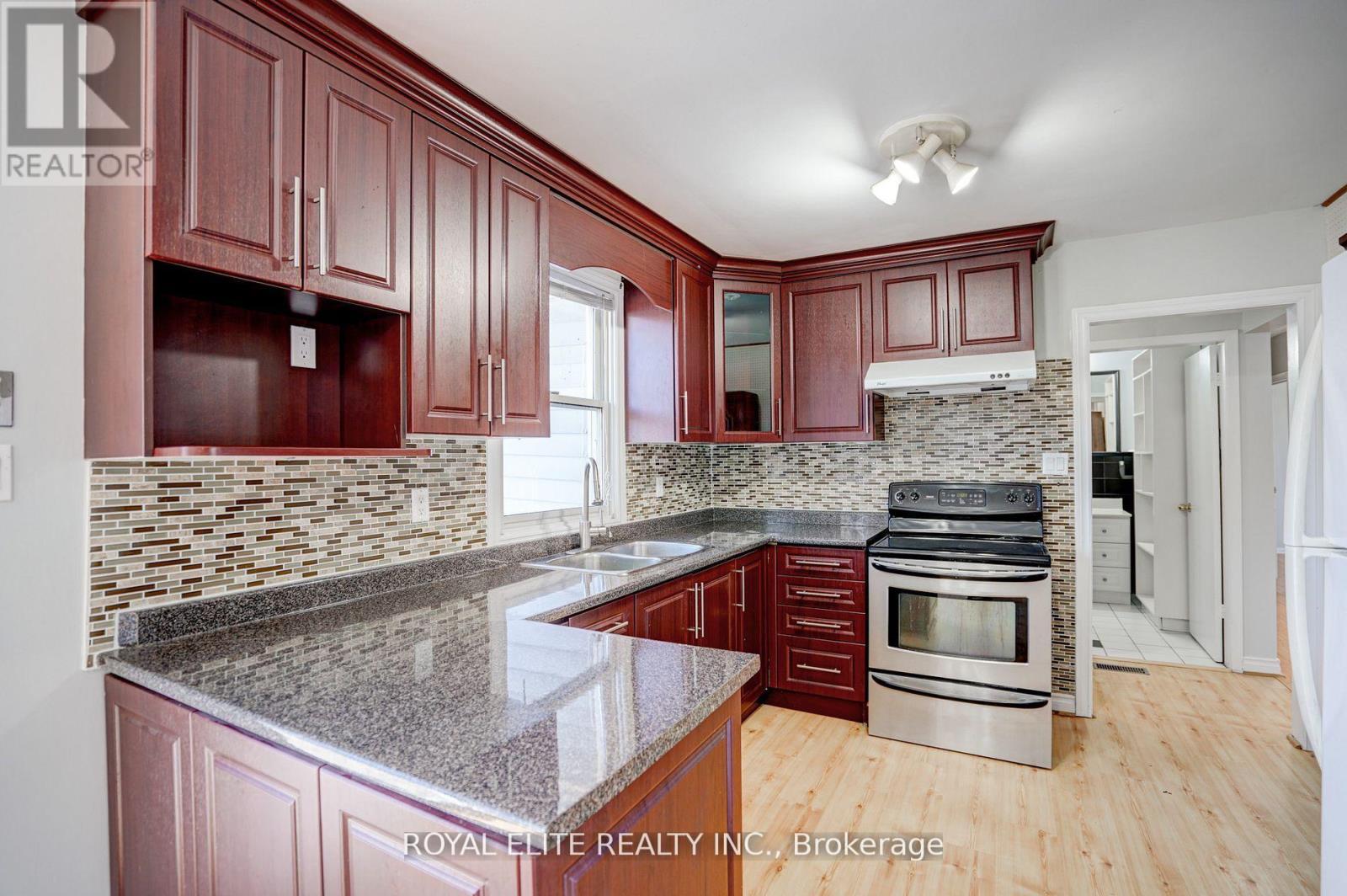 339 Winnifred Drive, Georgina, ON - Indoor Photo Showing Kitchen With Double Sink