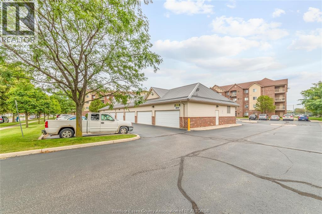 3160 Wildwood Drive Unit# 206, Windsor, ON - Outdoor With Facade