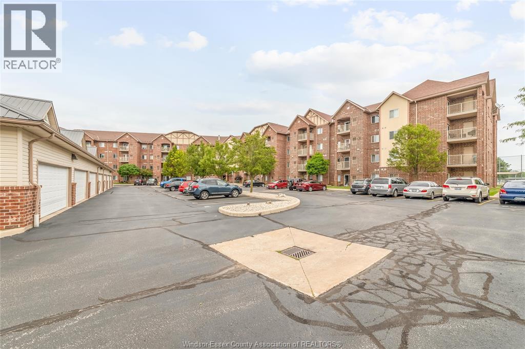 3160 Wildwood Drive Unit# 206, Windsor, ON - Outdoor With Balcony With Facade